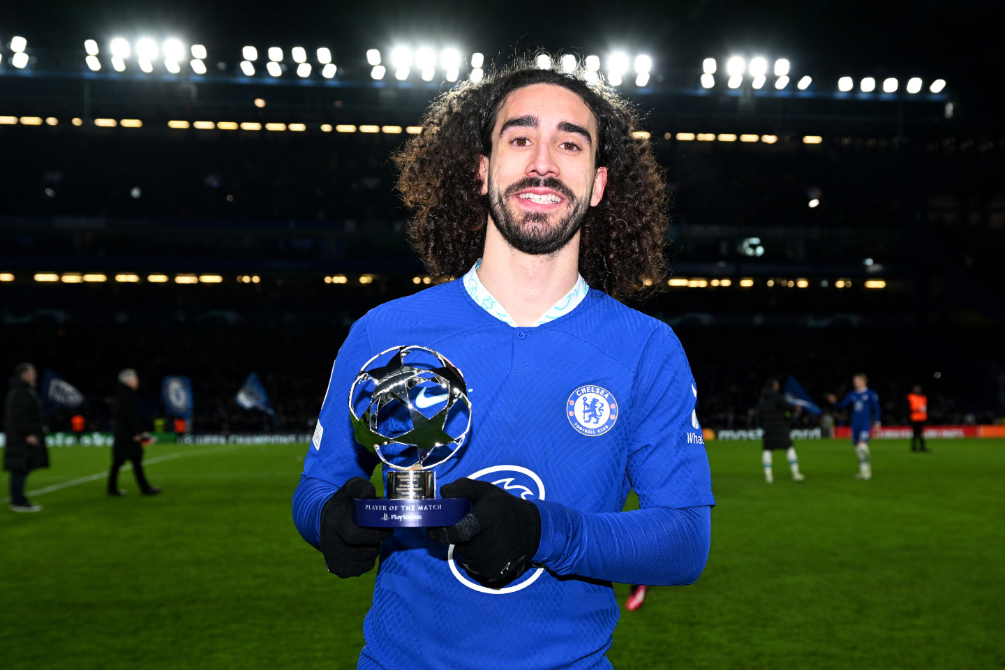 Cucurella đã gia hạn với Chelsea. Cucurella ký hợp đồng mới với Chelsea