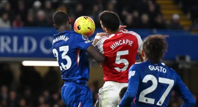 HLV Maresca phẫn nộ về quyết định trọng tài