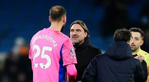 HLV Daniel Farke phản ứng với tình huống Donnarumma nằm sân