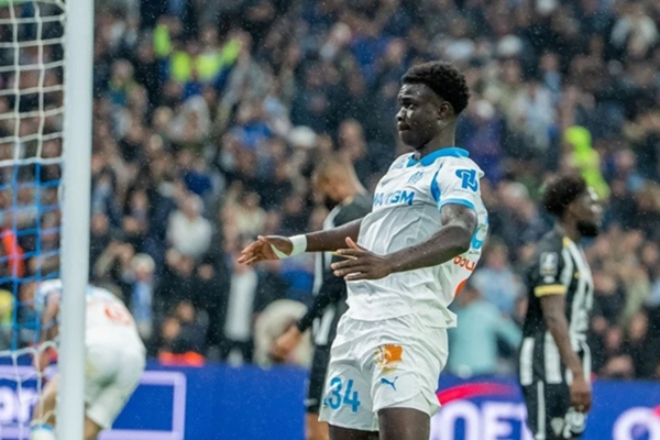 Robinio Vaz lập cú đúp