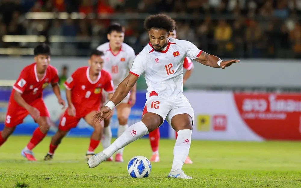 Đội tuyển Việt Nam: Xuân Son trở lại mạnh mẽ- Ảnh 2. Xuân Son thực hiện phạt đền thành bàn thắng