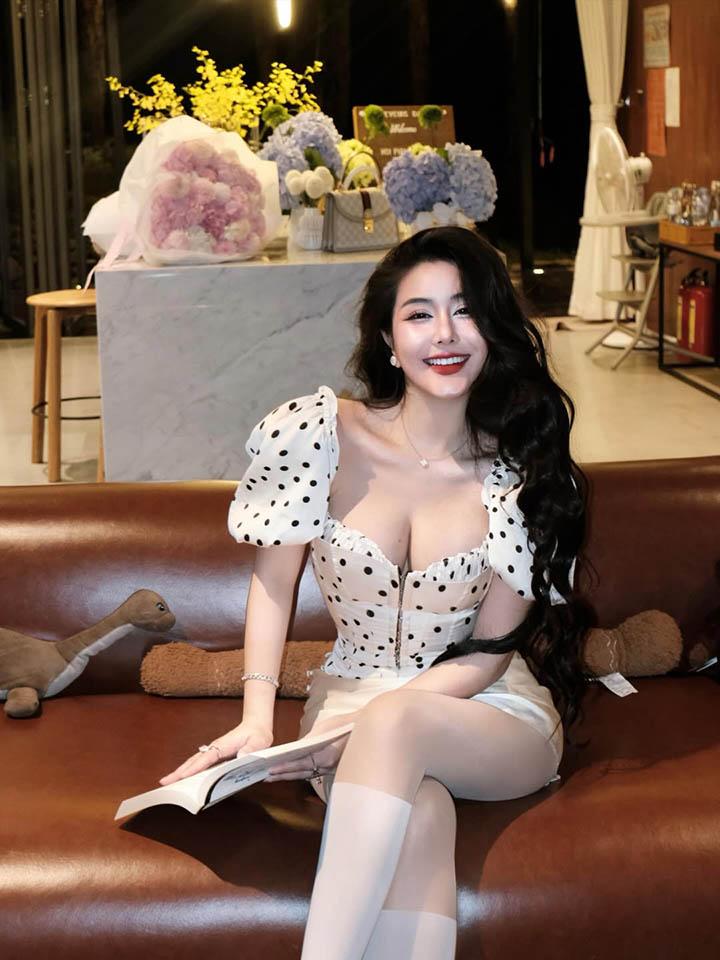 Xả ảnh mùa hè, hot girl Ngọc Trân khiến fan say nắng vì vóc dáng vạn người mê- Ảnh 10. Xả ảnh mùa hè, hot girl Ngọc Trân khiến fan say nắng vì vóc dáng vạn người mê- Ảnh 10.