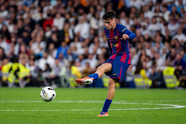 Pedri khen ngợi tài năng trẻ Dro Fernandez