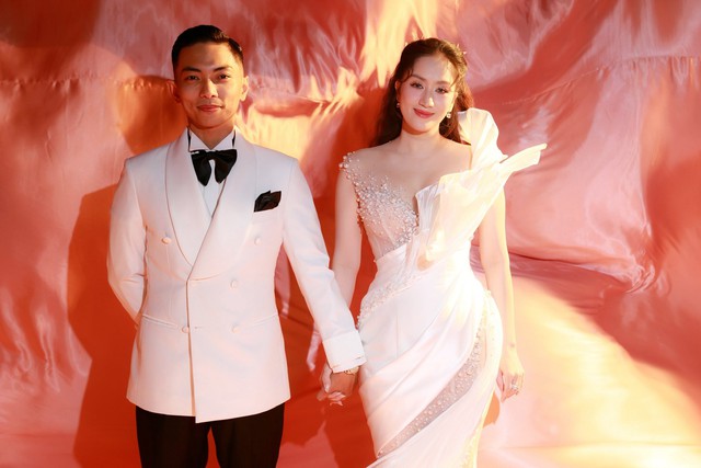 Khánh Thi luôn là người đứng sau hỗ trợ cho Phan Hiển và Thu Hương