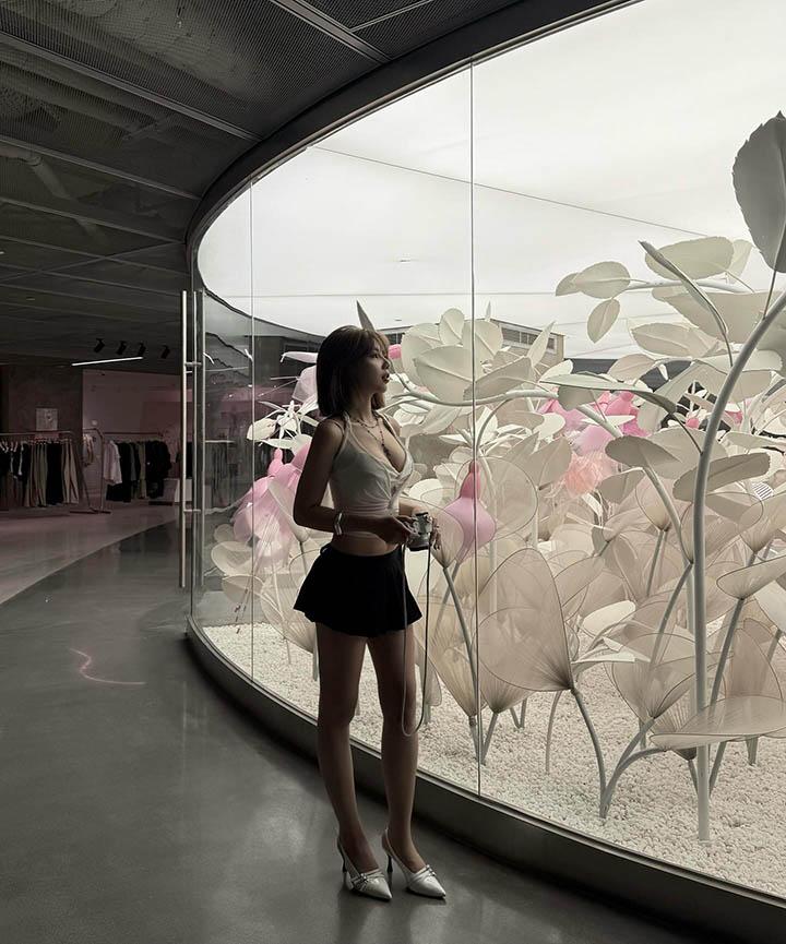 Hot TikToker khoe dáng với chiếc váy ren cũng làm cả chục ngàn fan lo “giữ chuỗi tháng 11 Hà Phương Boo bên cạnh những bộ trang phục đặc sắc tại cửa hàng của mình