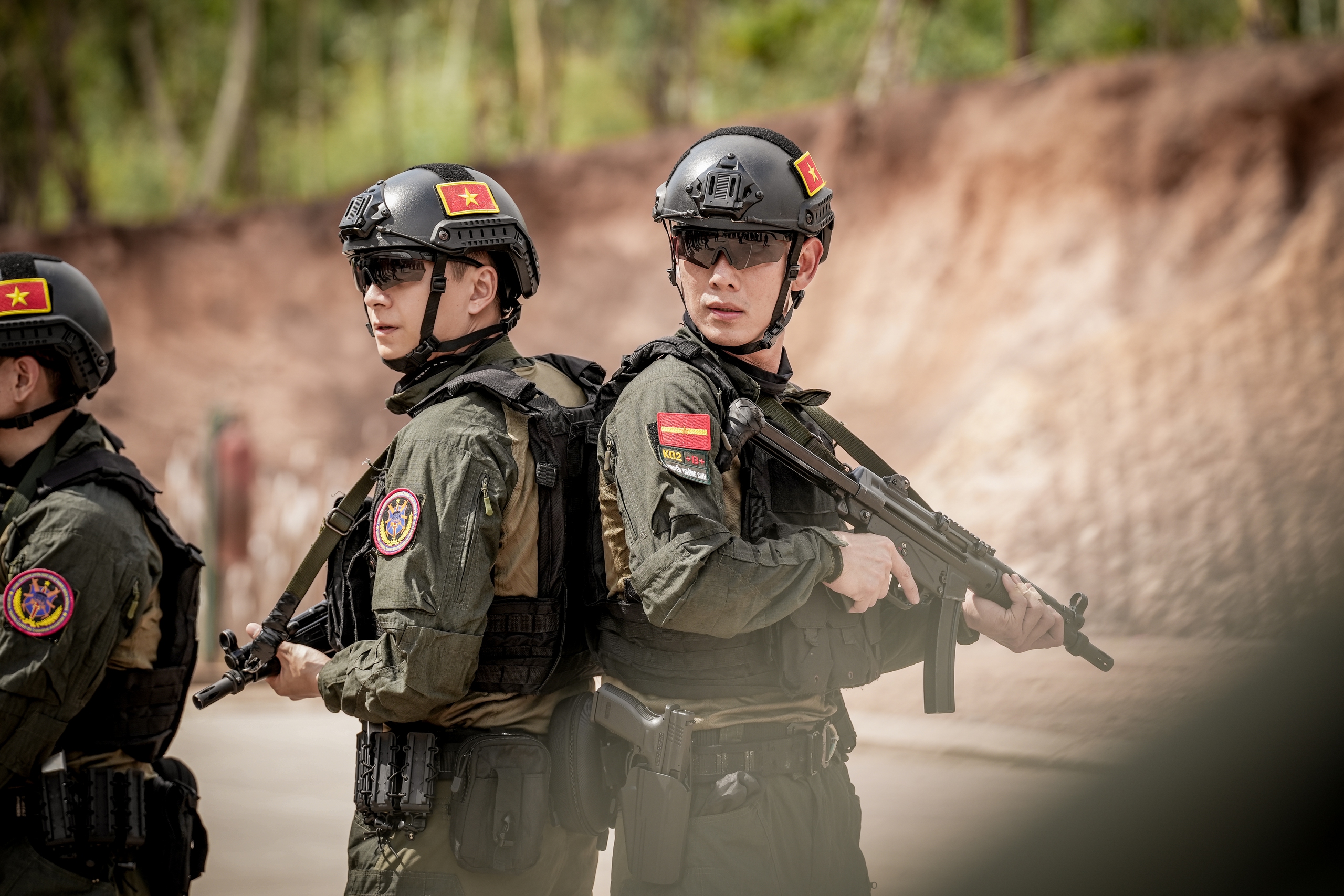 Chiến Sĩ Quả Cảm khép lại với thành tích không phải chương trình nào cũng làm được!- Ảnh 2. Những khoảnh khắc tập luyện và nhập vai phá án của Chiến Sĩ Quả Cảm