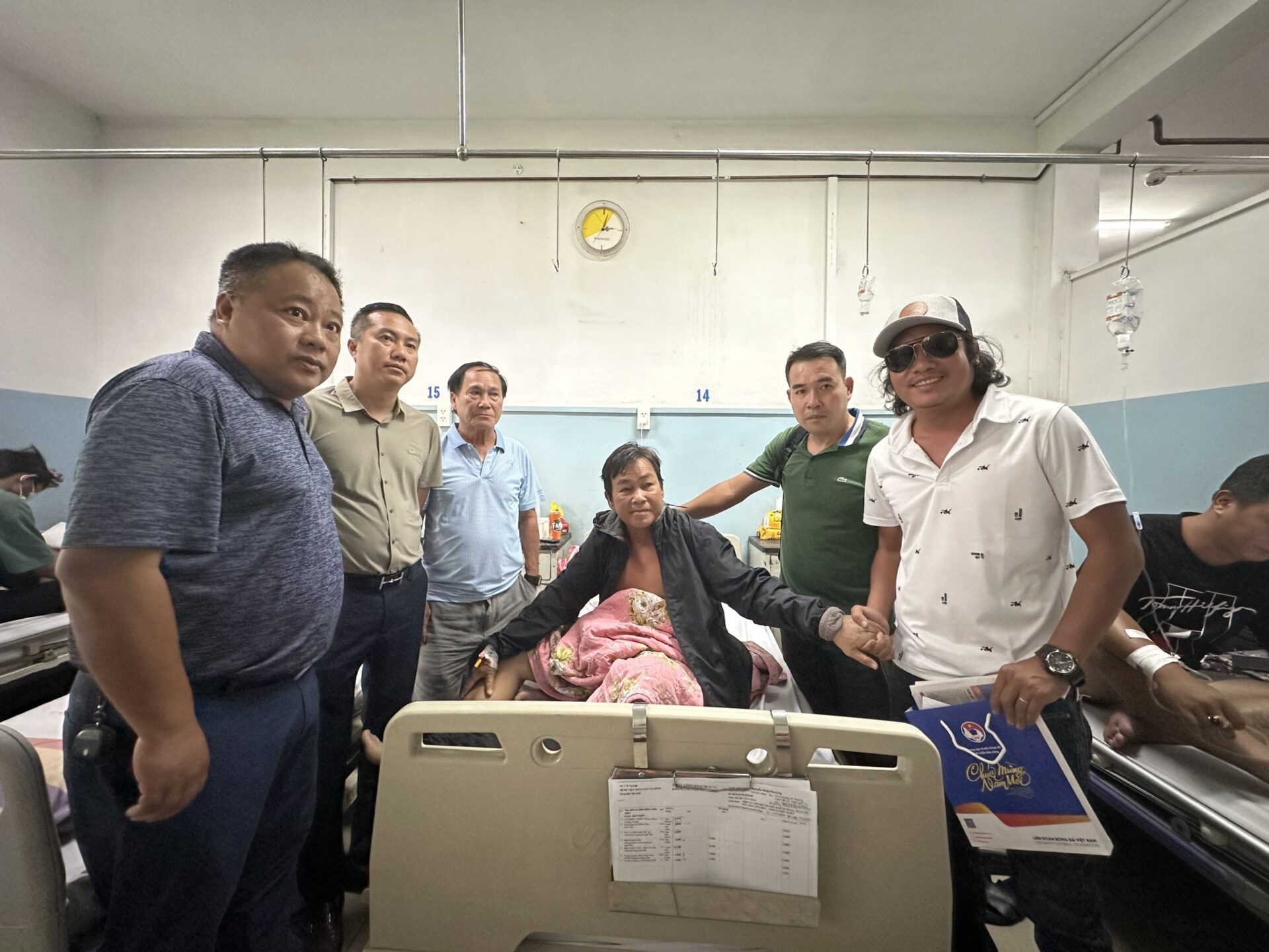 Lãnh đạo VFF, VPF thăm hỏi, tặng quà cựu danh thủ Hồ Văn Lợi (ngồi giữa) vào tháng 1/2024 khi đang điều trị bệnh.