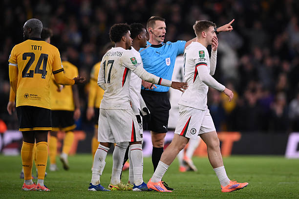 Liam Delap nhận thẻ đỏ tai hại ở trận đấu với Wolves. Liam Delap nhận thẻ đỏ tại trận đấu với Wolves