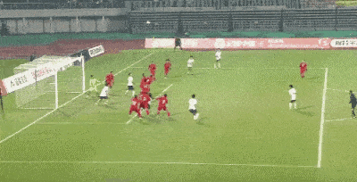 Tuyển Trung Quốc thắng khó tin đội Tây Á, mở toang cánh cửa giành vé dự giải châu lục- Ảnh 1. Shuai Weihao đánh đầu mở tỉ số.