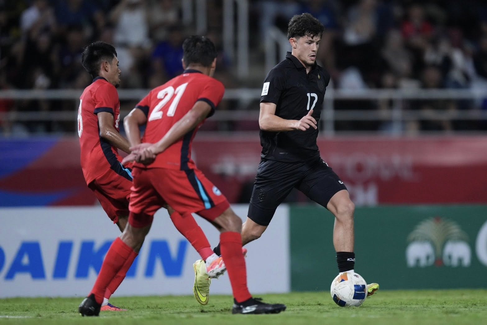 Thắng nghẹt thở, tuyển Thái Lan vẫn đứng trước nguy cơ bị loại khỏi giải châu Á- Ảnh 1.