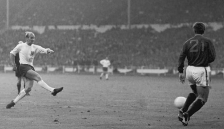 Bobby Charlton ghi bàn đẹp mắt