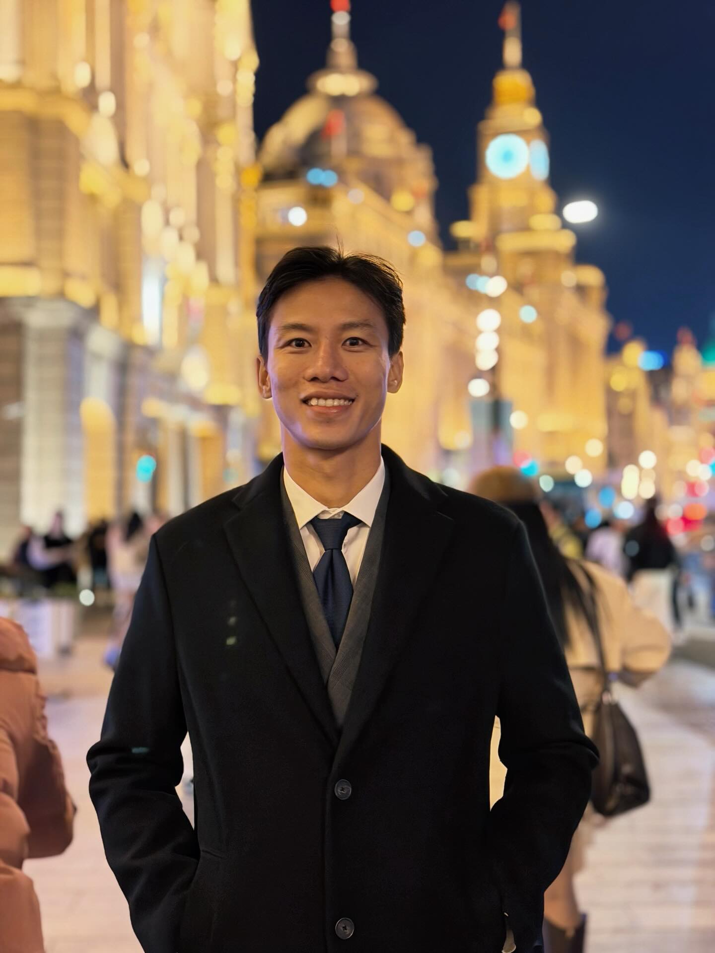 Đội trưởng tuyển Việt Nam đưa Hoa Khôi Đại học Vinh trong chuyến du lịch Trung Quốc