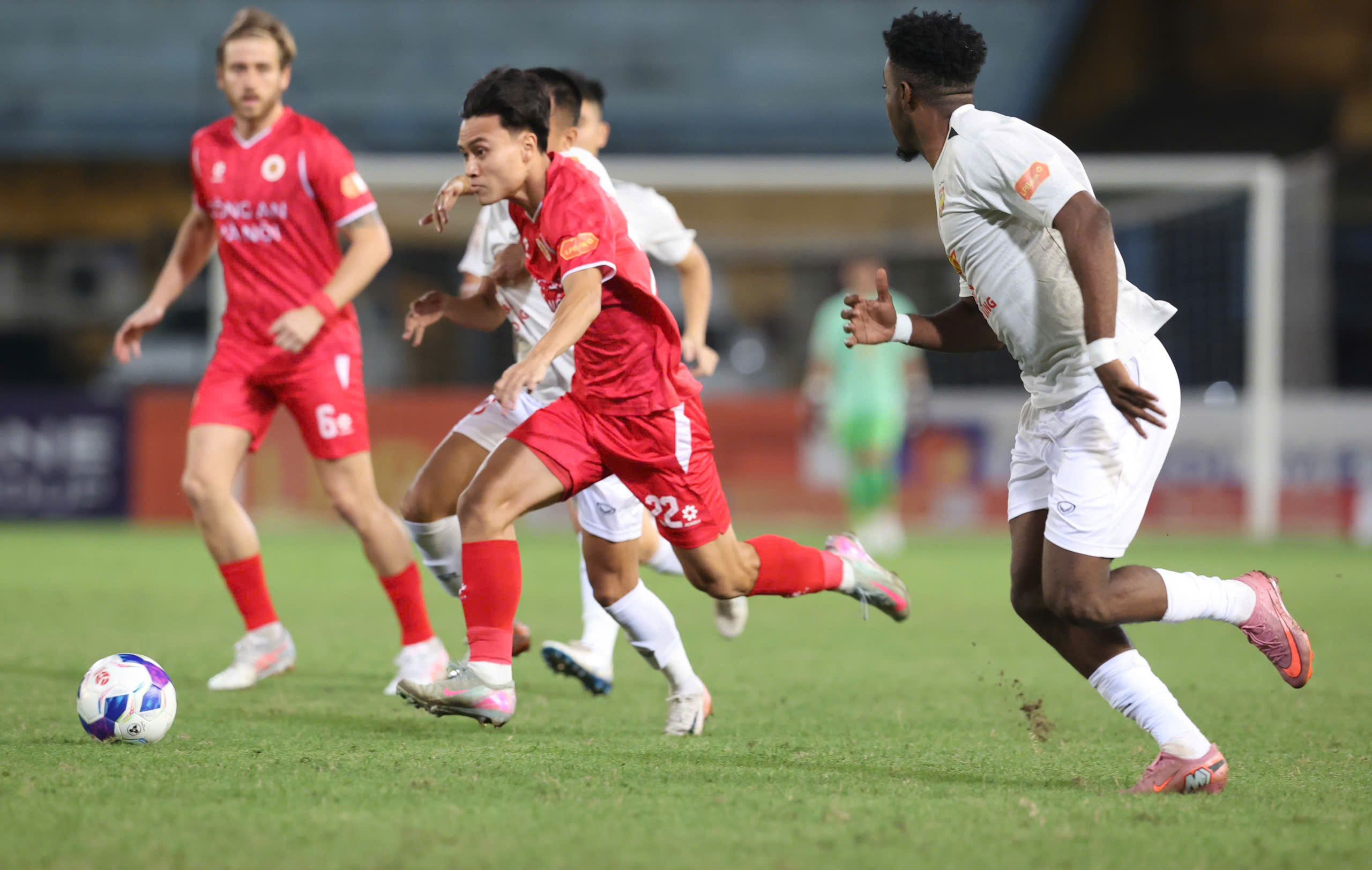 Dù chỉ có 2 mùa giải chơi V-League nhưng hậu vệ sinh năm 2004 đang rất tiến bộ.