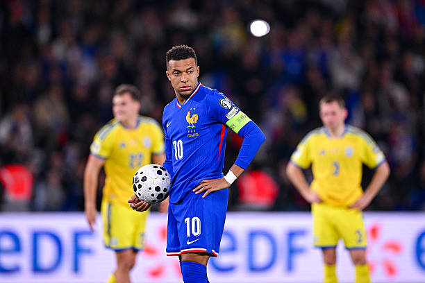 Kylian Mbappe trong màu áo tuyển Pháp gettyimages-2246154863-612x612