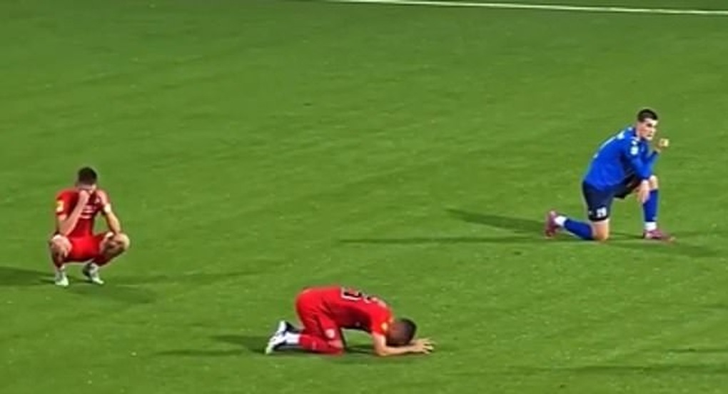 HLV 44 tuổi qua đời ngay trên sân, cầu thủ ôm mặt khóc rưng rức - 2 HLV 44 tuổi qua đời ngay trên sân, cầu thủ ôm mặt khóc rưng rức - 2