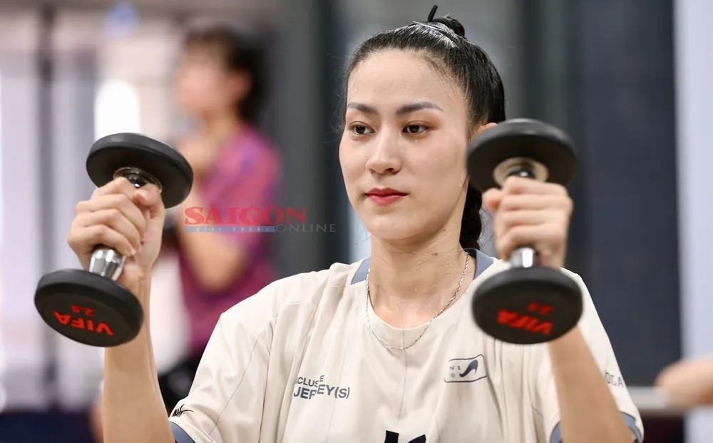 Tuyển thủ bóng chuyền nữ Việt Nam rèn luyện nghiêm túc ở Vĩnh Long