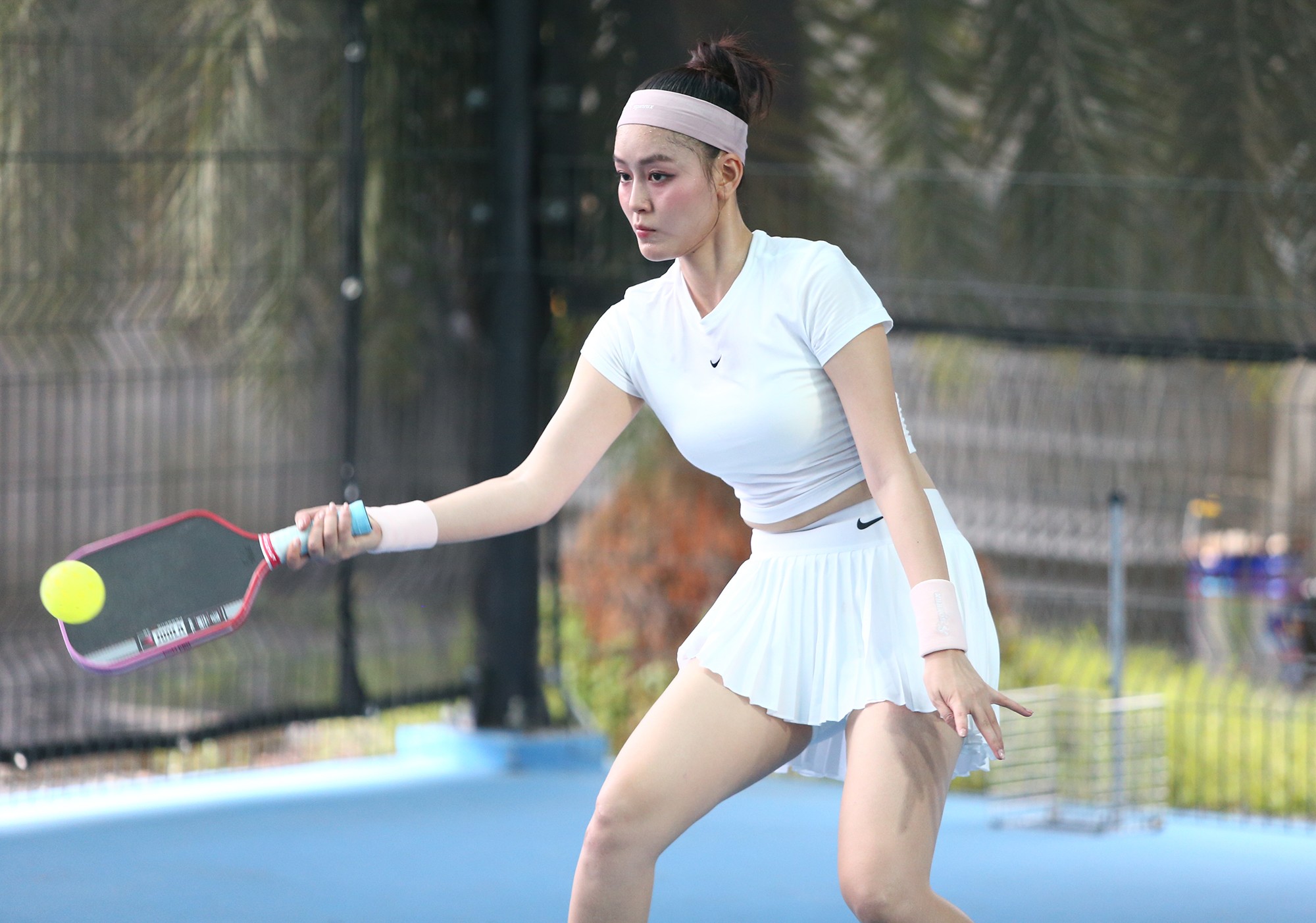 Thanh Ngân chơi pickleball trên sân