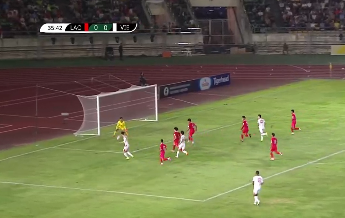 Nguyễn Xuân Son ghi bàn