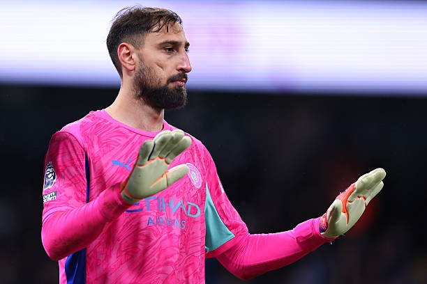 Gianluigi Donnarumma giả chấn thương trong trận Man City vs Leeds