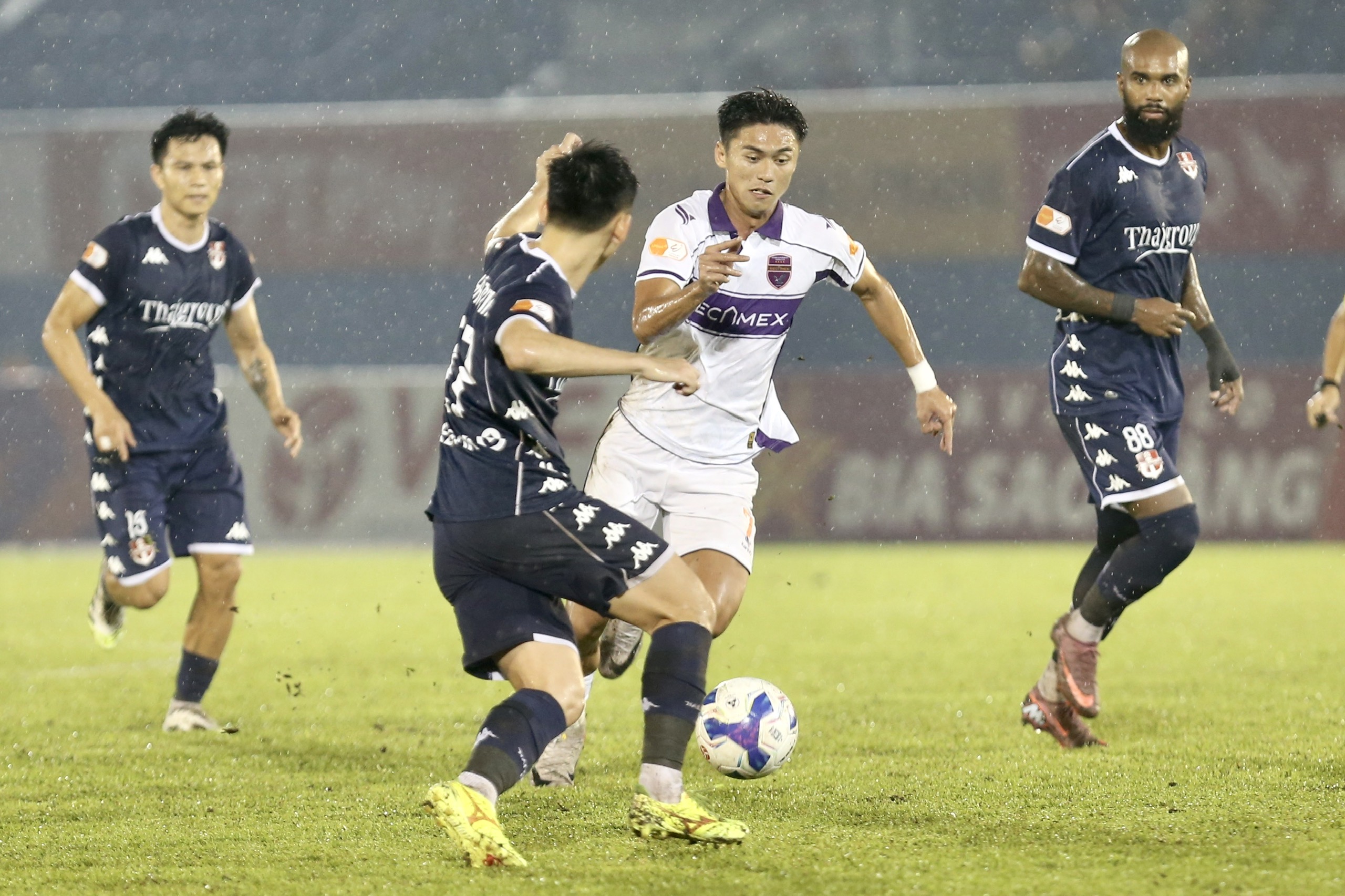 HLV Kim Sang Sik tạo bất ngờ khi giúp Tiến Linh đá cặp với đồng đội cũ trên tuyển Việt Nam - Ảnh 1. HLV Kim Sang Sik tạo bất ngờ khi giúp Tiến Linh đá cặp với đồng đội cũ trên tuyển Việt Nam - Ảnh 1.