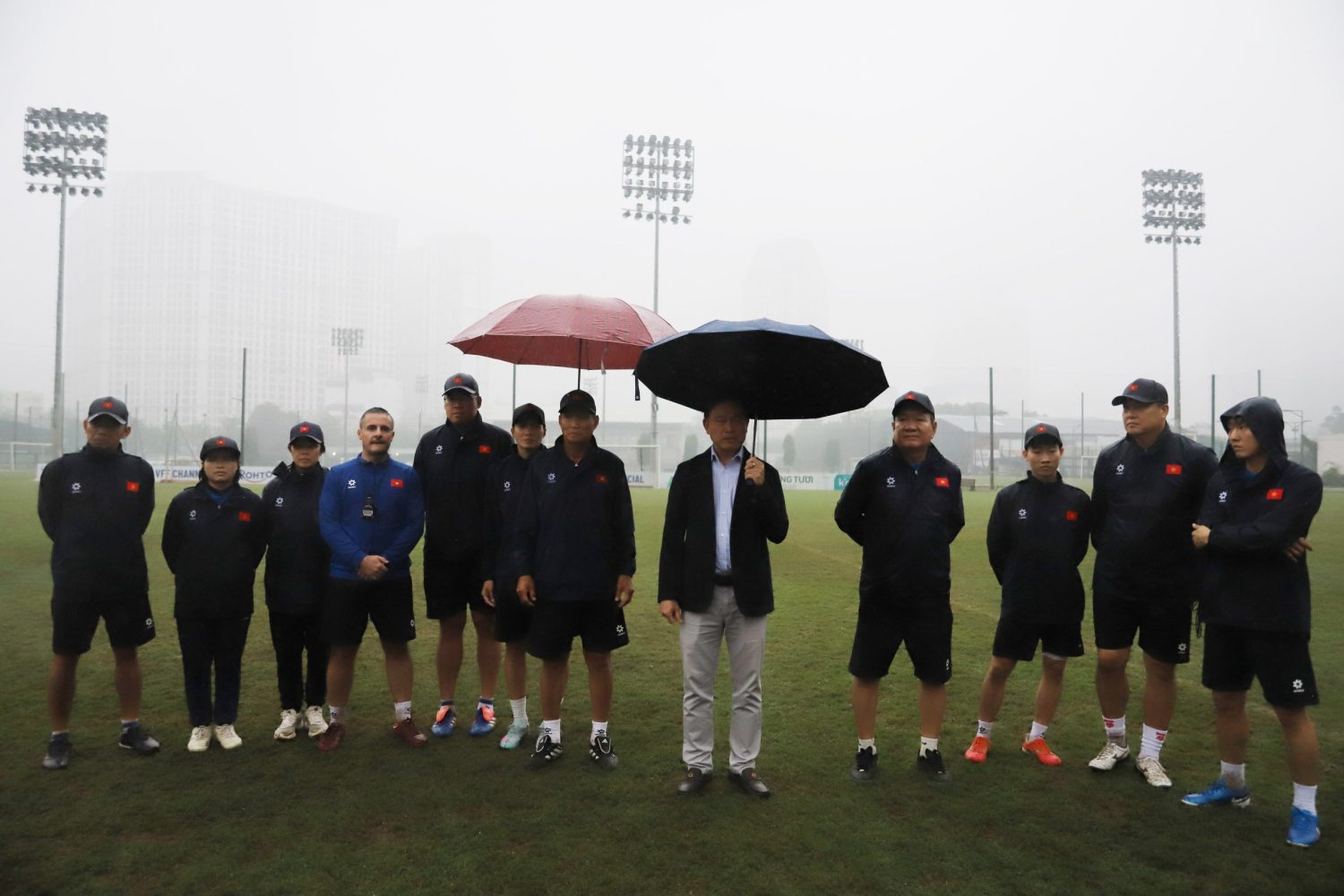 Tin nóng bóng đá Việt hôm nay 8/11: Đội tuyển Việt Nam được khích lệ trước SEA Games 33; Thủ môn Bùi Tiến Dũng phẫu thuật chấn thương - Ảnh 1. Tin nóng bóng đá Việt hôm nay 8/11: Đội tuyển Việt Nam được khích lệ trước SEA Games 33; Thủ môn Bùi Tiến Dũng phẫu thuật chấn thương - Ảnh 1.