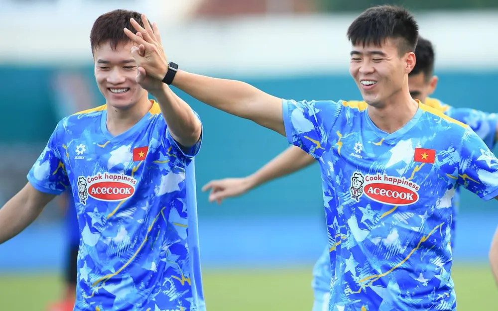 Xuân Son trở lại đầy khát khao, truyền năng lượng cho tuyển Việt Nam- Ảnh 2. Thủ quân Đỗ Duy Mạnh cùng đồng đội thoải mái trước khi lên đường sang Lào