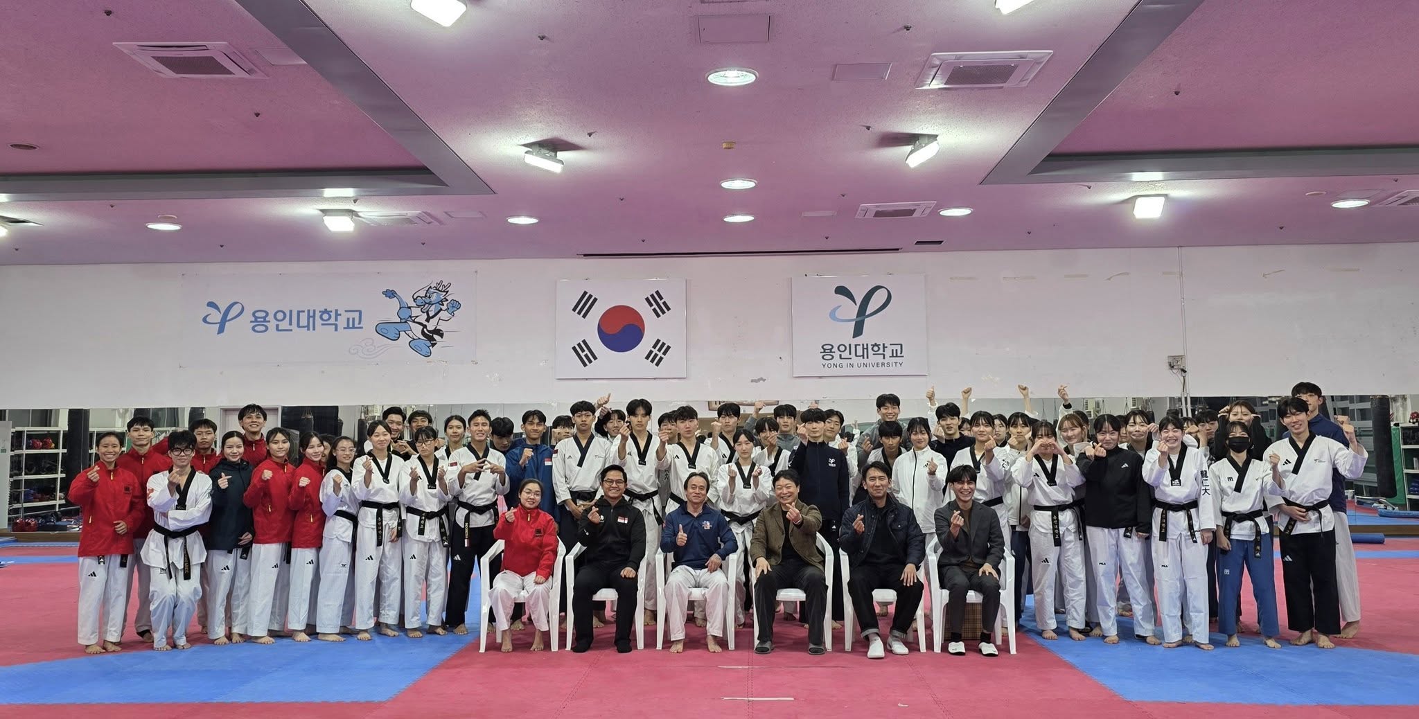 SEA Games 2025: Taekwondo Việt Nam được treo thưởng nóng, quyết bứt phá thành tích - Ảnh 2. Đội tuyển taekwondo Việt Nam tập huấn tại Hàn Quốc. Ảnh Nguyễn Thanh Huy