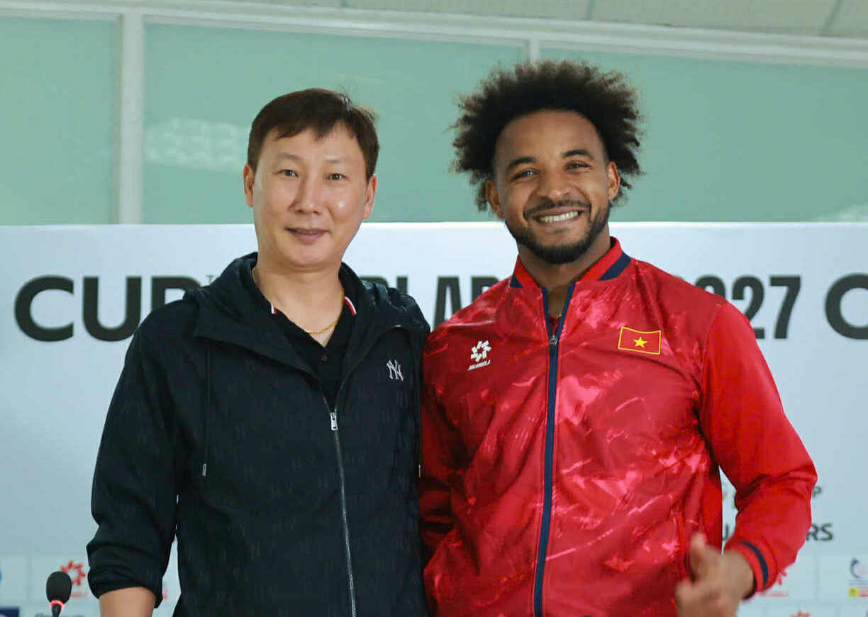 HLV Kim Sang Sik và Xuân Son dự họp báo sau trận thắng Lào xuân son - Ảnh 1.