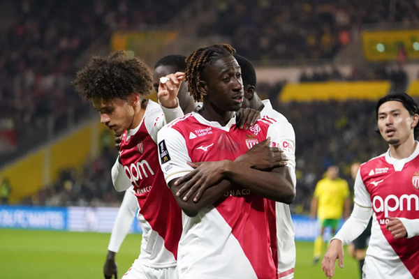 Pha tranh bóng giữa cầu thủ Monaco và Nantes a3
