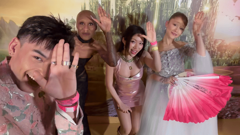 Ariana Grande cười rạng rỡ sau khi đu trend em chào sếp