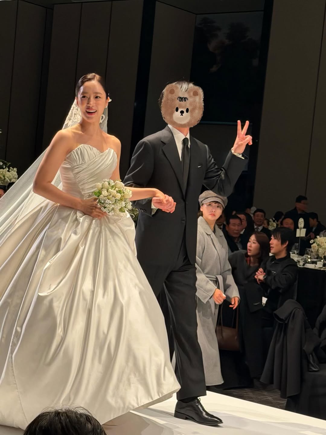 Nụ cười hạnh phúc của Eunjung trong ngày vui Eunjung cười rạng rỡ tại đám cưới