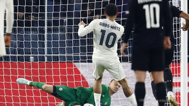 Morgan Gibbs-White đá hỏng phạt đền