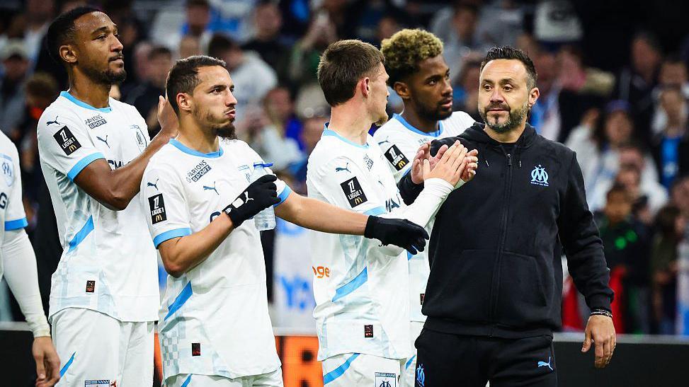 Vị thuyền trưởng người Ý đang giúp đội chủ sân Vel Vị thuyền trưởng người Ý đang giúp đội chủ sân Vel