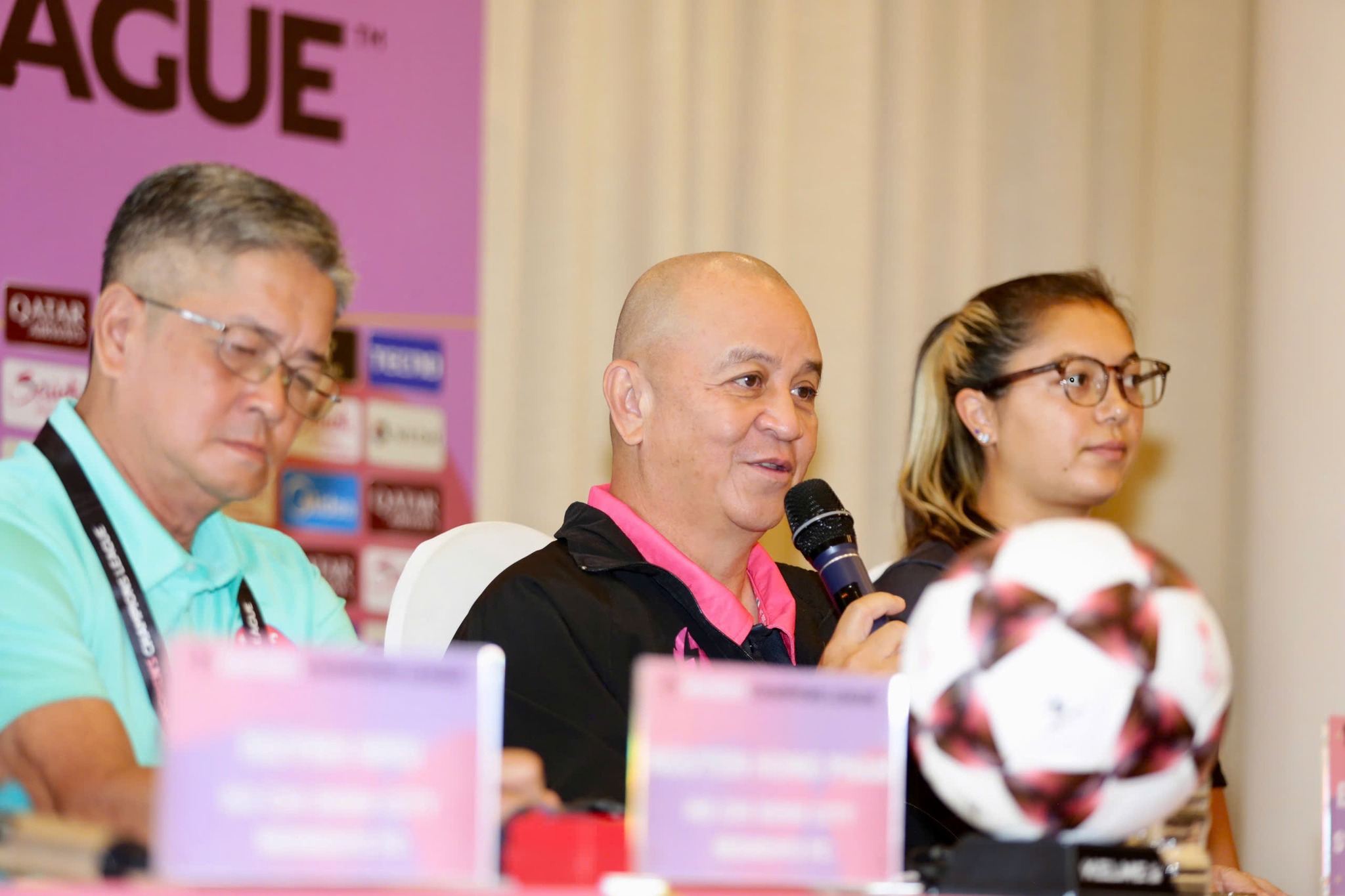 HLV Ernest Nierras trên sân cùng đội bóng Stallion Laguna