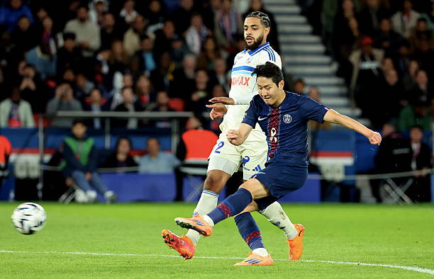 Cầu thủ PSG tranh bóng với đối thủ tại Ligue 1 gettyimages-2241701642-612x612