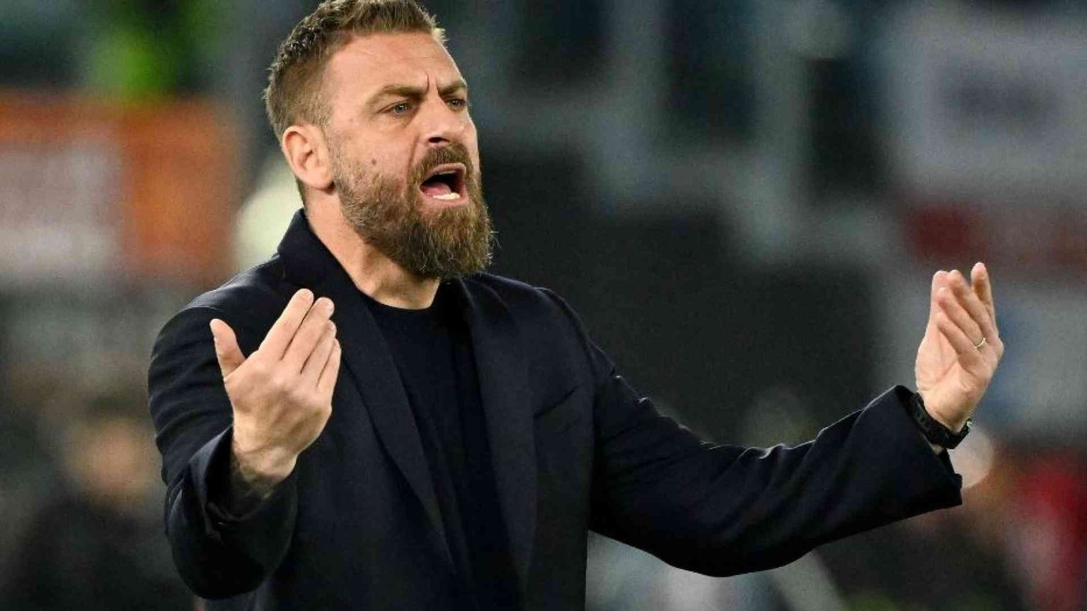 Daniele De Rossi đang suy tư trên băng ghế kỹ thuật
