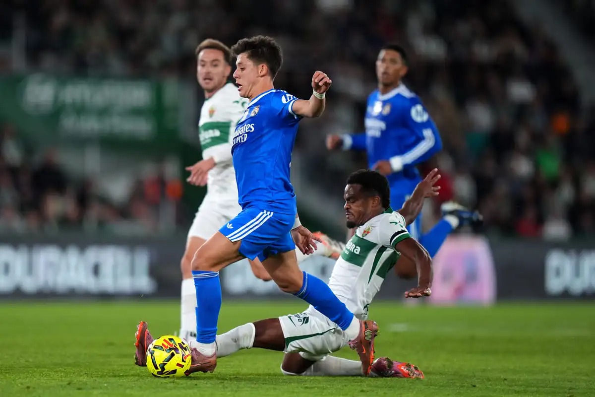 Bellingham giải cứu Real Madrid trong trận cầu có 4 bàn thắng và 1 thẻ đỏ - Ảnh 1.