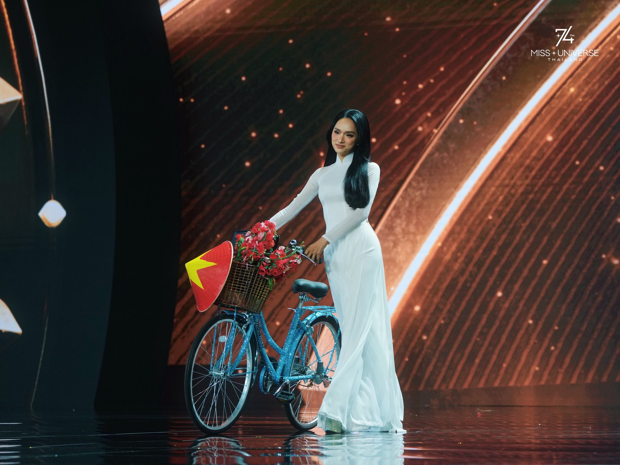 Hương Giang được kỳ vọng sẽ được gọi tên vào top trong đêm chung kết Miss Universe 2025