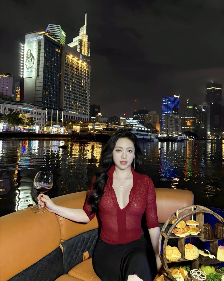 Theo đuổi style sexy nên Thúy Vi cũng thích mặc đồ xuyên thấu khoe da thịt ẩn hiện đầy gợi cảm. Thuý Vi mặc đồ xuyên thấu khoe da thịt gợi cảm