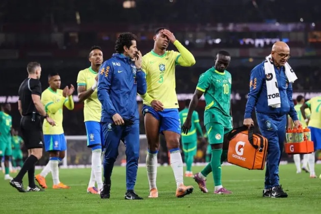Gabriel chấn thương trong trận Brazil - Senegal