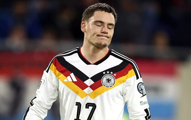 Wirtz được Woltemade bảo vệ Wirtz được Woltemade bảo vệ