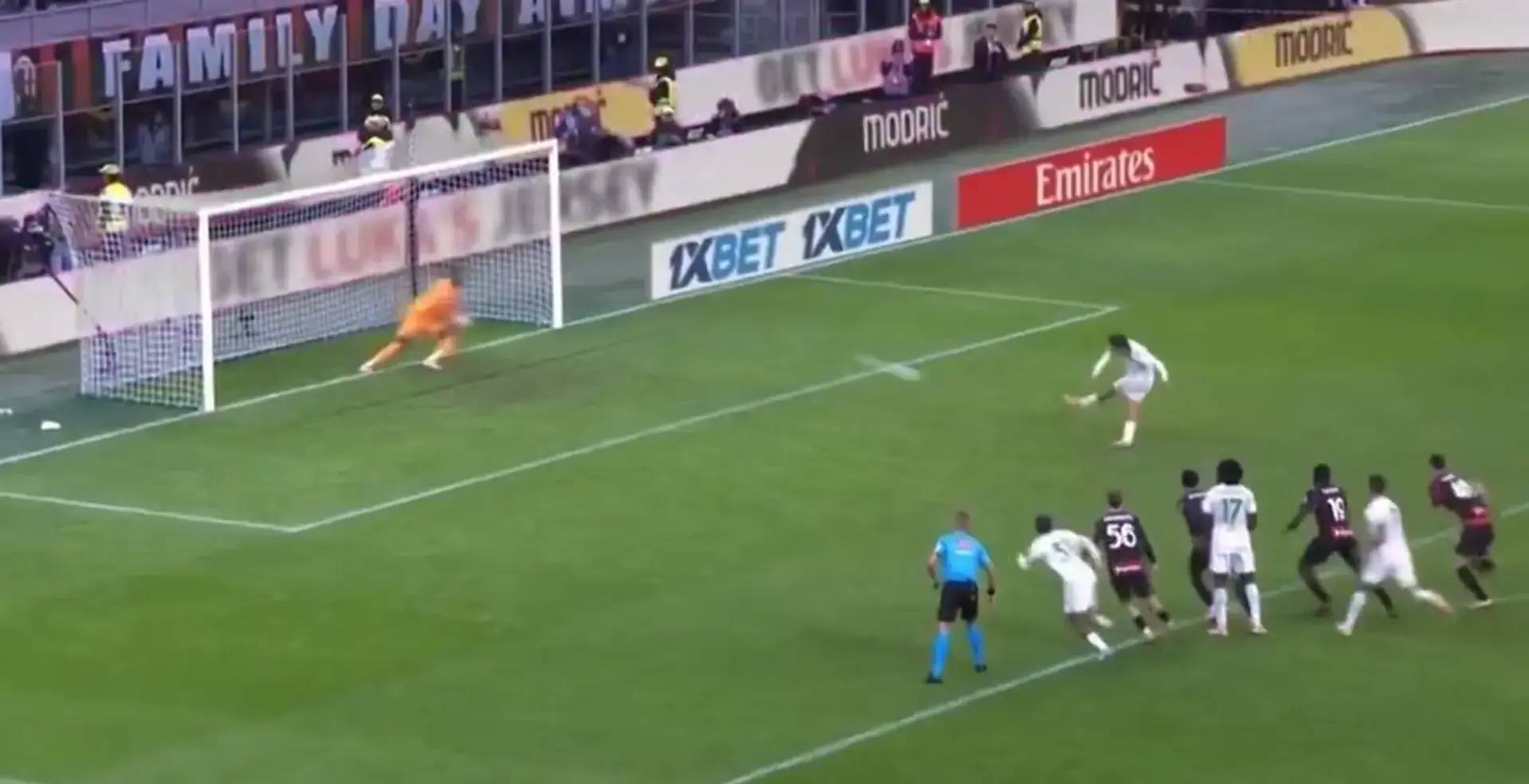 Thủ môn Maignan tung người cản phá penalty