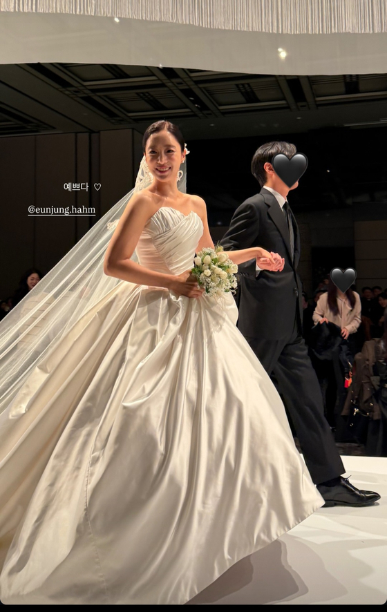 Eunjung và chồng sánh bước trên lễ đường Eunjung cùng chồng tại lễ đường cưới