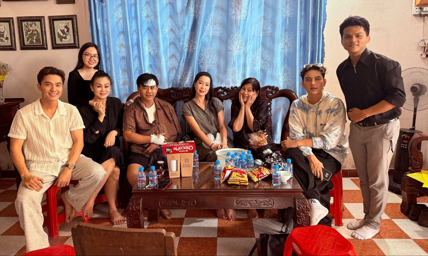 NSND Trịnh Kim Chi thăm nghệ sĩ Chánh Thuận