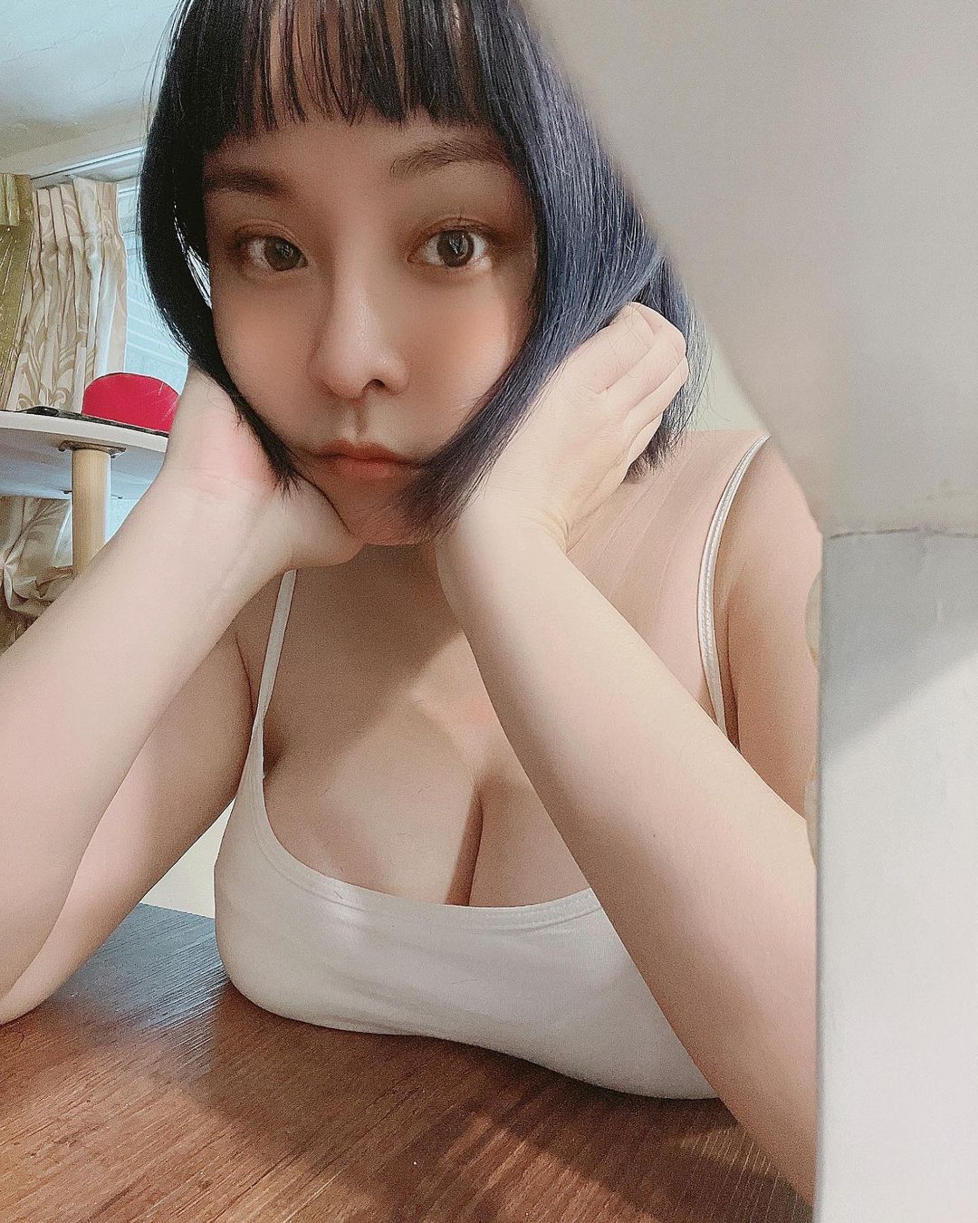 Hình ảnh quảng cáo đôi giày cũ