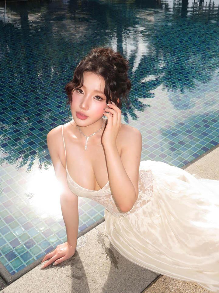 Hot girl diện chiếc váy táo bạo làm fan say nắng- Ảnh 1.