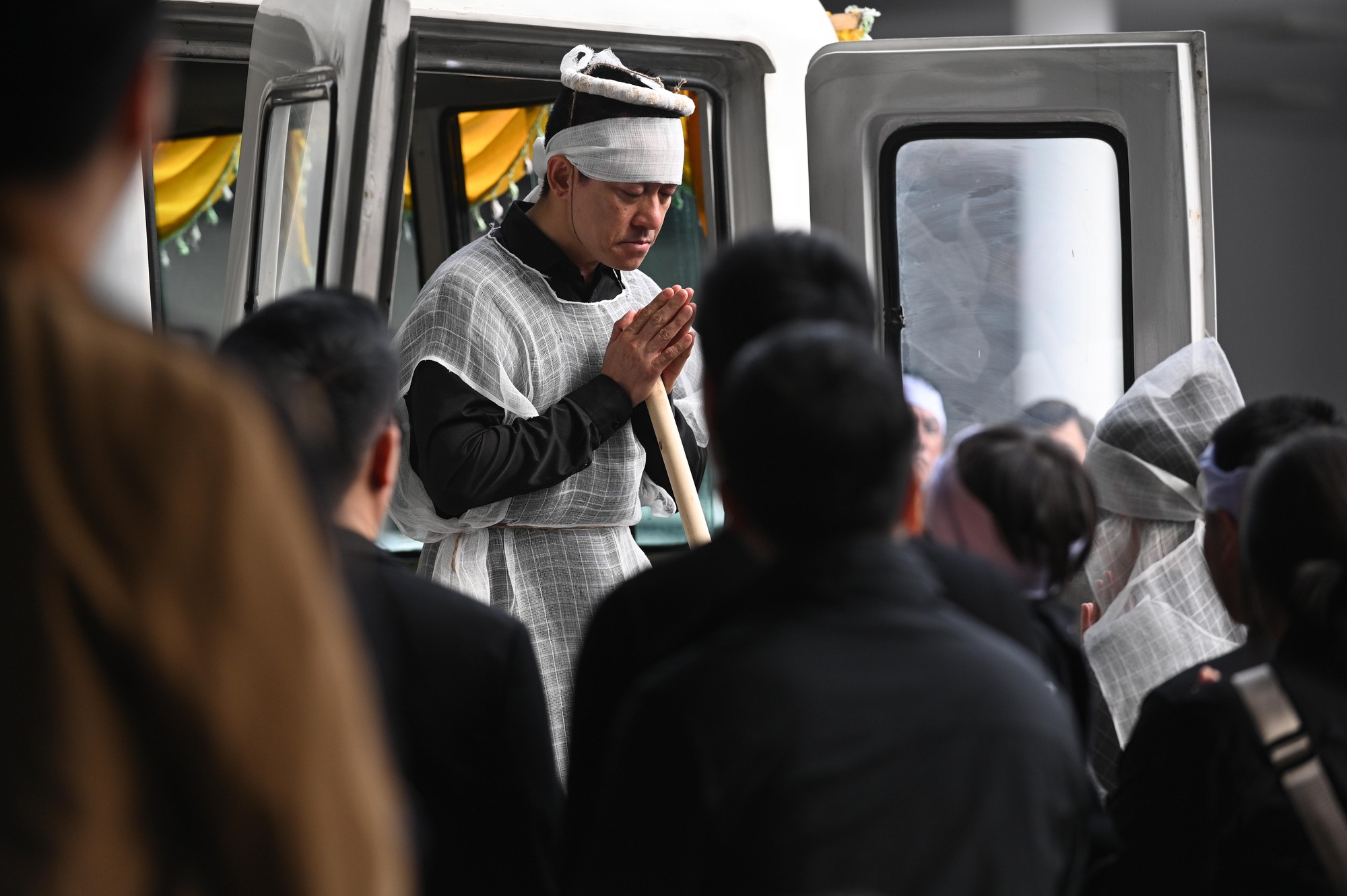 Tuấn Hưng xúc động trong lễ tang mẹ