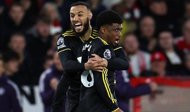 Amad Diallo ghi bàn giúp Manchester United thoát thua Nottingham Forest.