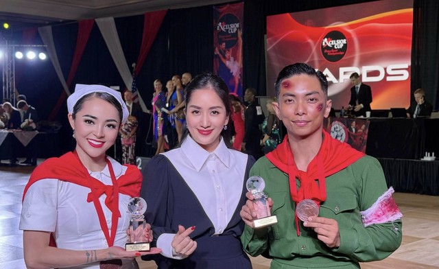 Khánh Thi luôn hỗ trợ Phan Hiển và Thu Hương trên sân khấu thi đấu