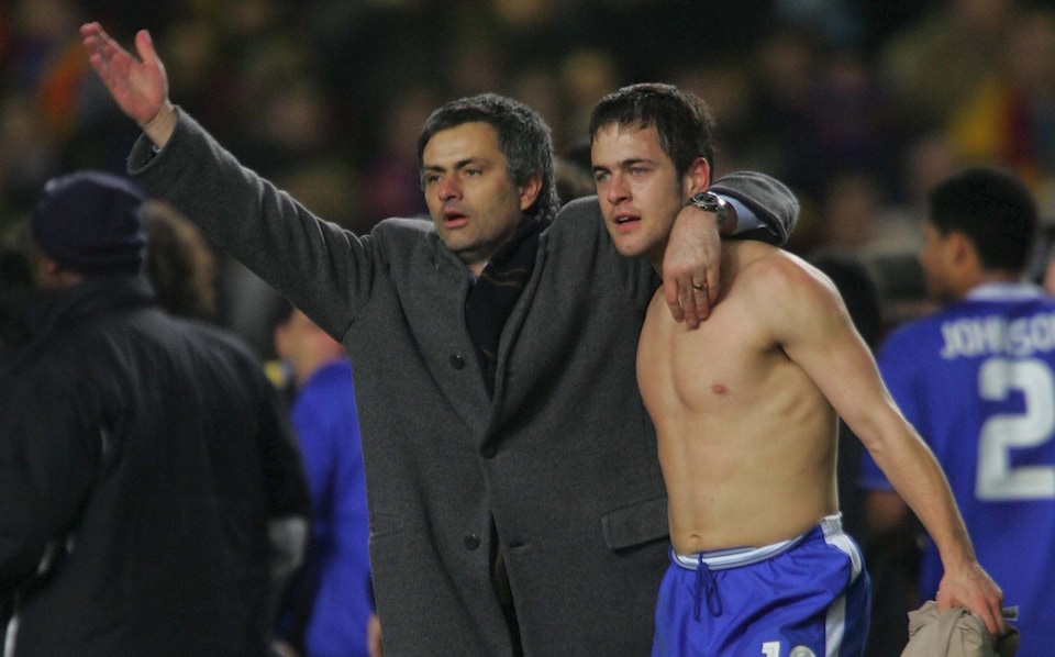 Mourinho ăn mừng cuồng nhiệt cùng Joe Cole Mourinho ăn mừng cùng Joe Cole sau chiến thắng lịch sử